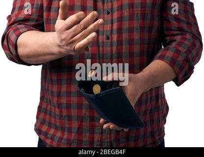 Der Mann in einem roten Hemd gießt Hryvnia-Münzen aus einer braunen Ledertasche in seine Hand, Armutskonzept Stockfoto