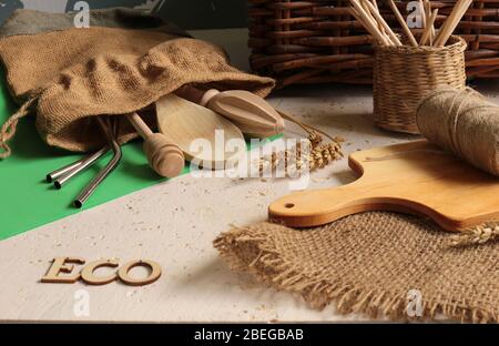 Wiederverwendbare Strohhalme, Bambus natürliche Holzprodukte. Umweltfreundlich, keine Abfälle, Kunststoff Hintergrund Stockfoto