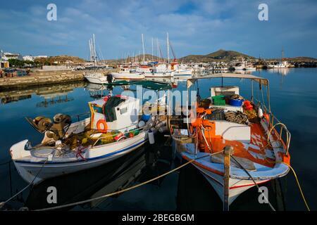 Fischerboote im Hafen von Naousa. Paros lsland, Griechenland Stockfoto