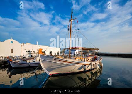 Fischerboote im Hafen von Naousa. Paros lsland, Griechenland Stockfoto