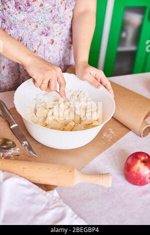 Frau mischt Zutaten und bereitet Teig für hausgemachten Kuchen Stockfoto