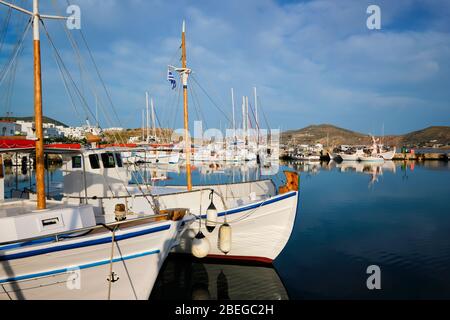 Fischerboote im Hafen von Naousa. Paros lsland, Griechenland Stockfoto