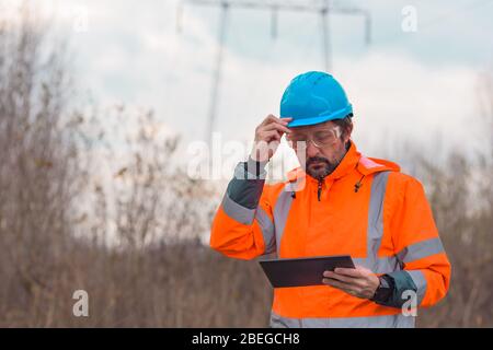 Forsttechniker mit digitalen Tablet im Wald, um die Daten für die Analyse zu sammeln Stockfoto