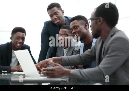 Das Geschäftsteam führt am Arbeitsplatz eine Videokonferenz durch Stockfoto