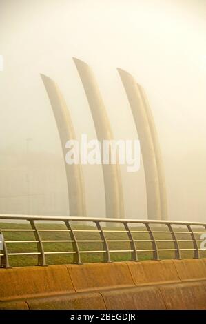 Gebogene Stahlrohre an der Wasseraufbereitungsanlage im Nebel Stockfoto