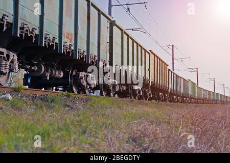 Güterzug, Transport von Eisenbahnwaggons durch Frachtcontainer Versand. Konzept der Bahnlogistik Stockfoto