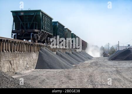 Bahn-LKW geparkt am Bahnhof warten entladen Stockfoto