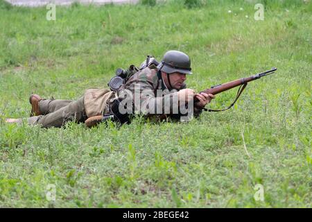 Kiew, Ukraine - 9. Mai 2019: Männer in Form von Wehrmachtssoldaten während eines Kampfschlachten auf dem Festival des historischen Wiederaufbaus Jahrestag o Stockfoto