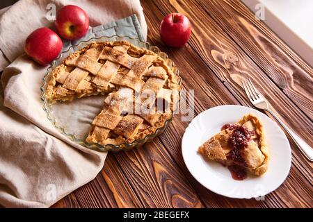 Essen süße Lebensmittel Kontext. Traditionelle Feiertage Apfelkuchen, Scheiben und Äpfel. Süße Leckereien Stockfoto