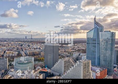 Luftaufnahme von Levallois Neuilly Paris mit Eiffelturm Tour montparnasse, jardin d'Acclimation von La Defense Area Stockfoto