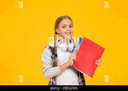 Kostenlose Kurse. Willkommen zurück in der Schule. Motivieren Sie Kinder für das Studienjahr vor. Schulmädchen halten Bücher. Schulunterricht. Literatur studieren. Auf Wissen hin. Lernen Sie die folgenden Regeln. Moderne Schüler. Stockfoto