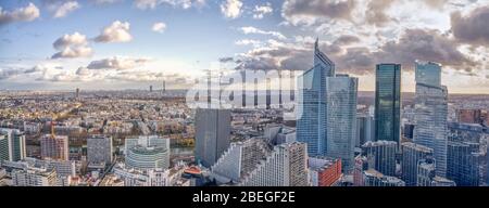 Luftaufnahme der Drohne von La Defense auf der seine Seite mit skycraper in Paris vor Sonnenuntergang Stockfoto