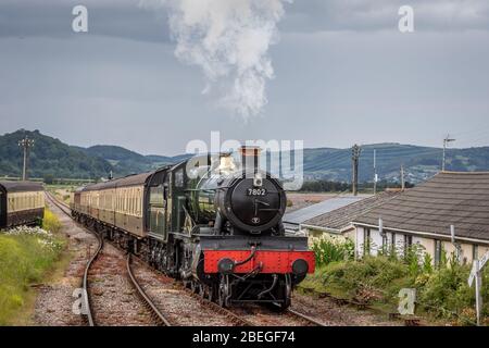 BR 'Manor' 4-6-0 No. 7802 'Bradley Manor' nähert sich der Blue Anchor Station auf der West Somerset Railway Stockfoto