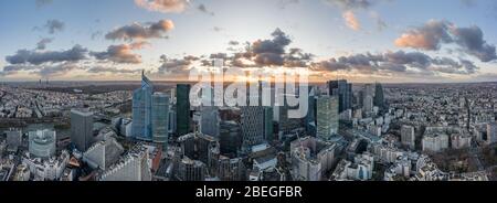 Luftaufnahme von Drohnen-Panoramaaufnahmen von La Defense skycraper im Geschäftsviertel des Pariser Hauptstadthochhauses mit Wolken bei Sonnenuntergang Stockfoto