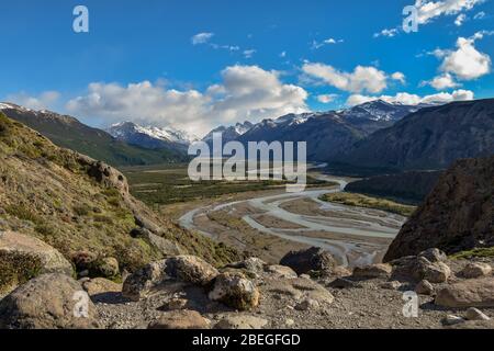 Blick vom mirador rio de las vueltas in Richtung Anden und Fluss im Tal bei El Chalten, Argentinien Stockfoto