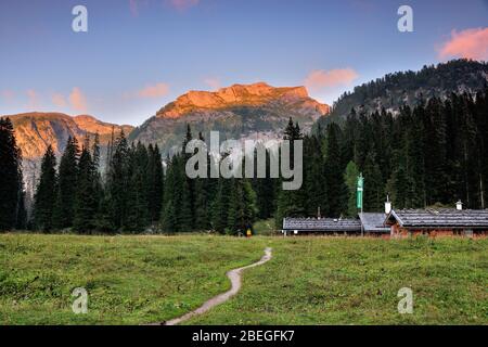 Sonnenuntergang bei der Wasseralm, idyllischer Ort am Steinernen Meer, Nationalpark Berchtesgaden, Deutschland, bayerische alpen Stockfoto