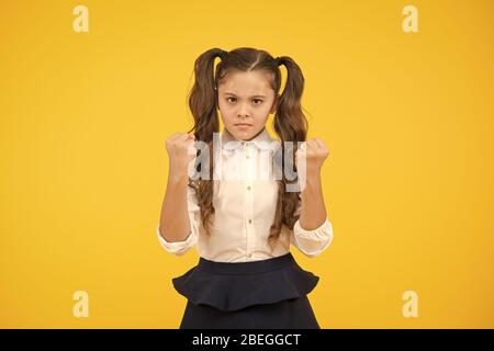 Angry Kid. Adorable Schulmädchen. Schülerin Schüler lange Haare cute Pferdeschwänze Frisur. Effizienz zu studieren. Emotionaler Ausdruck Schulmädchen. Pädagogisches Programm. Homeschooling besuchen regelmäßig die Schule. Stockfoto