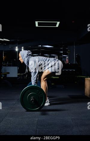 Muskulöse Mann tun deadlift Übung mit Langhantel in der Turnhalle Stockfoto