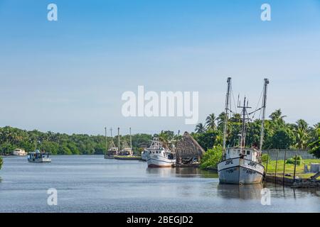 Garnelenboote in einer Bucht bei Flut in Puerto Quetzal in Guatemala vertäut Stockfoto