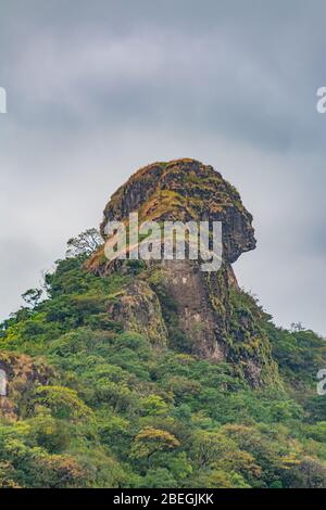 Natürliche Profilansicht des Kopfes einer Frau auf einer felsigen Klippe auf dem Gipfel eines Berges in der Nähe von Escuintla, Guatemala Stockfoto