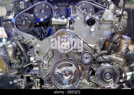 Isolierte Nahaufnahme der Details in einem Automobilmotor. Stockfoto