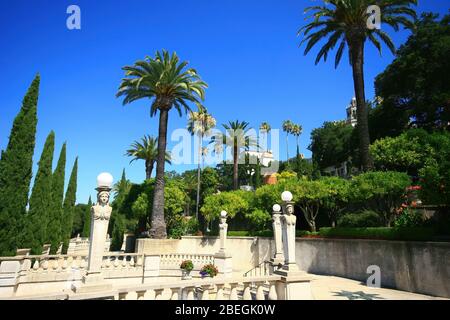 San Simeon, 16. AUG 2009 - sonnige Aussicht auf den Garten von Hearst Castle Stockfoto