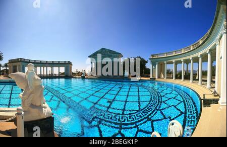 San Simeon, 16. AUG 2009 - sonnige Aussicht auf Hearst Castle Neptun Pool Stockfoto