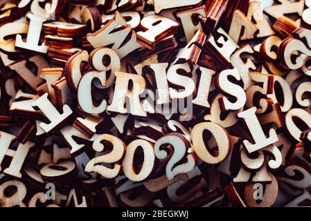 Holzbriefe mit Wirtschaftskrise im Konzept 2020 stapeln Stockfoto