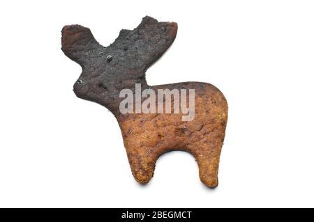 Gebrannter schwarzer Lebkuchenkuchen auf weißem Hintergrund isoliert Stockfoto