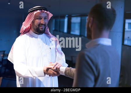 Arabischer Unternehmer Handschlag mit amerikanischer Kaufmannsabkunft. Bestätigung der Partner der Business Alliance. Respekt, Engagement und ich Stockfoto