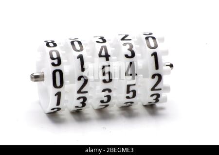 Mechanischer Zähler mit Zahlen auf dem Rad isoliert auf weißem Hintergrund Stockfoto