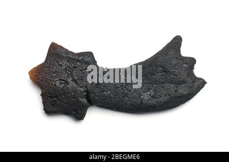 Gebrannter schwarzer Lebkuchenkuchen auf weißem Hintergrund isoliert Stockfoto