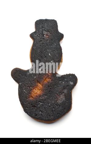 Gebrannter schwarzer Lebkuchenkuchen auf weißem Hintergrund isoliert Stockfoto