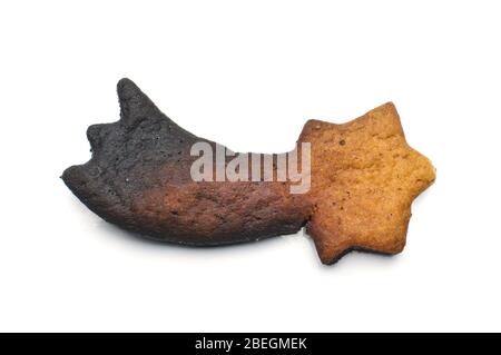 Gebrannter schwarzer Lebkuchenkuchen auf weißem Hintergrund isoliert Stockfoto