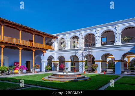 Ansicht der Architektur des Klosterabschnitts der Iglesia y Convento de la Compañía de Jesús, Antigua, Guatemala Stockfoto