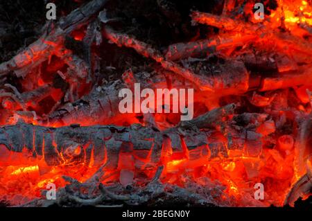 Heiße Kohle Glut abstraktes Muster in der Kamin abstrakte Nahaufnahme Stockfoto