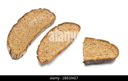 Drei Scheiben dunkles Brot auf weißem Hintergrund isoliert Stockfoto