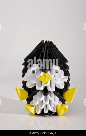Spielzeug Pinguin aus Origami gefalteten Papierstücken auf dem weißen Hintergrund isoliert montiert Stockfoto