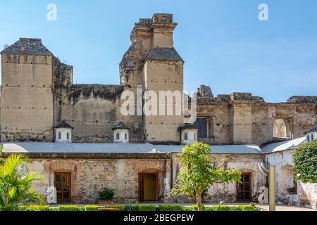 Blick auf die Architektur des Klosterabschnitts der Iglesia y Convento de la Compañía de Jesús, Antigua, Guatemala Stockfoto