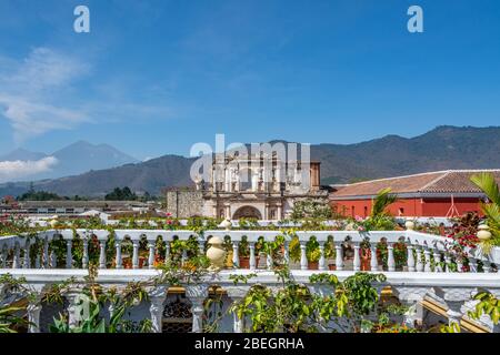 Ansicht des oberen Abschnitts der Iglesia y Convento de la Compañía de Jesús (Kirche und Kloster der Gesellschaft Jesu) in Antigua, Guatemala Stockfoto