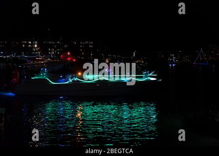 LOS ANGELES, CA/USA - 7. DEZEMBER 1018: Speedboot mit Weihnachtsbeleuchtung und Dekorationen in der Marina Del Rey Boat Parade Stockfoto