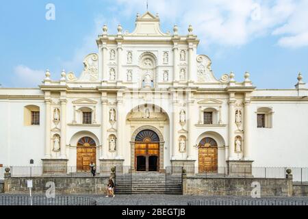 Kathedrale von Antigua auf der Plaza Central Park in Antigua, Guatemala Stockfoto