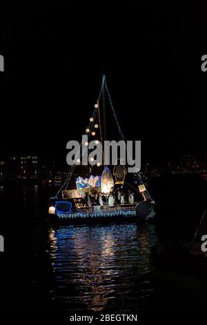 LOS ANGELES, CA/USA - 7. DEZEMBER 1018: Segelboot mit Weihnachtsbeleuchtung und Dekoration in der Marina Del Rey Boat Parade Stockfoto