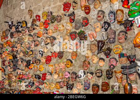 Wand mit traditionellen Gesichtsmasken in Antigua, Guatemala Stockfoto