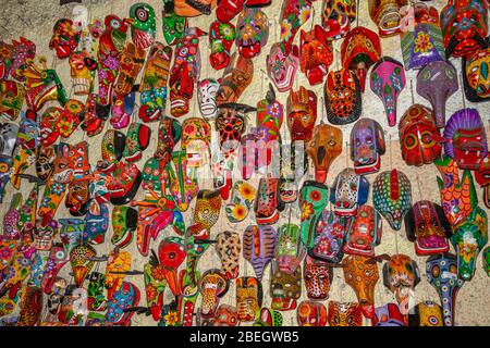 Wand mit Masken zum Verkauf auf einem Markt in Antigua, Guatemala Stockfoto