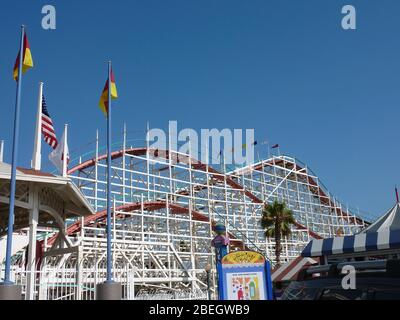 San Diego, 19. AUG 2009 - sonnige Sicht auf den Giant Dipper Roller Coaster Stockfoto