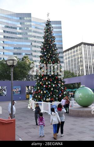 LOS ANGELES, CA/USA - 21. DEZEMBER 2018: Riesiger Weihnachtsbaum am Pershing Square in Downtown Los Angeles Stockfoto