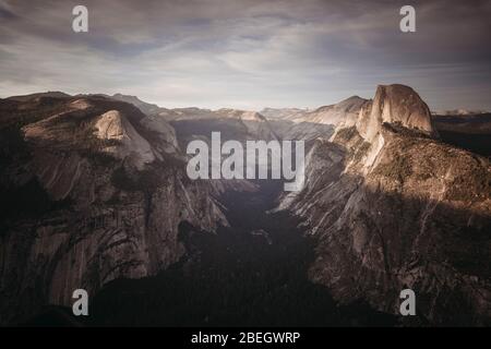 Halbkuppel bei Sonnenuntergang vom Glacier Point Stockfoto