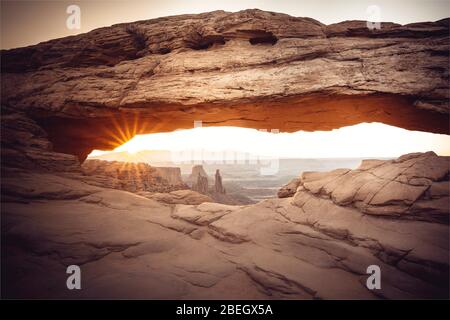 mesa Arch Sonnenuntergang in utah Stockfoto