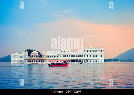 Palast des Palastes am Pichola-See im Zwielicht, Udaipur, Rajasthan, Indien Stockfoto